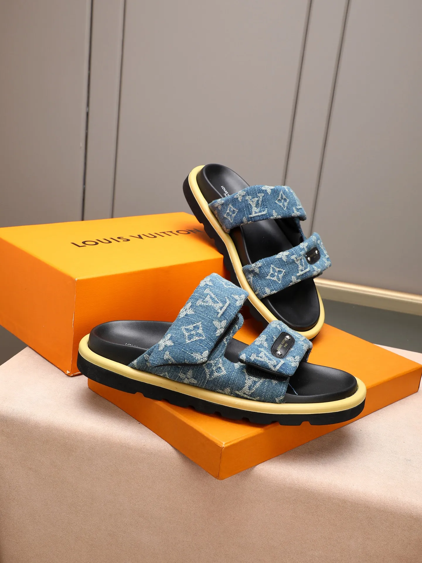 PP360 [LOUIS VUITTON] Louis Vuitton, LV printing, men's and women's slippers are on the market. The drawer box packaging comes with a cloth bag and a card. The upper pattern looks very soft and waxy, and it is a super versatile leg slimming tool. Fabric: imported denim/canvas/old fabric, LV hardware LOGO, official website pattern printing, comfortable to wear, feet: high-elastic PU water table. Sole: foam sole, heel height: about 5cm. Code number: 35-46, 35, 45, 46 are custom-made and non-returnable. Color: multiple colors and styles available.